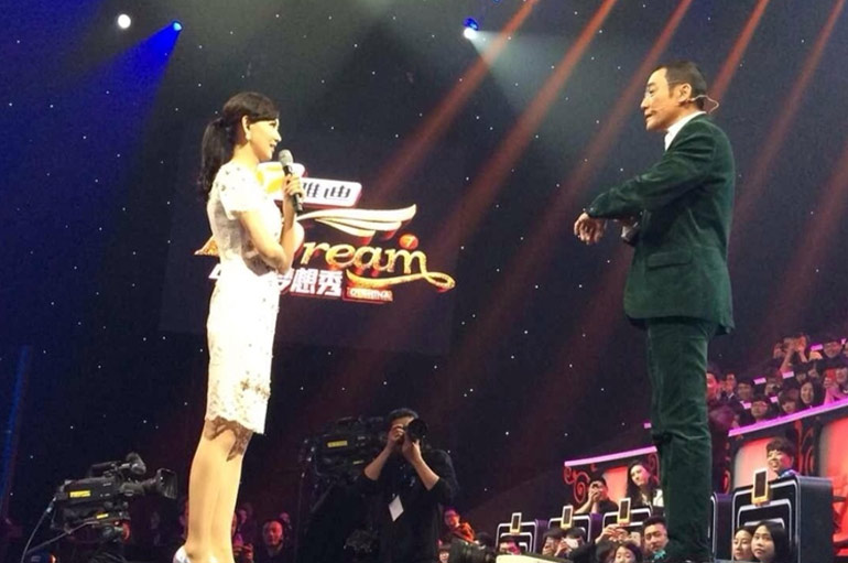 曝梁家辉<em>与女</em>主持借位吻照 节目组力挺亚丽敬