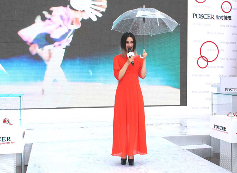 尚雯婕现身时尚活动 电音女王唱腔震撼全场