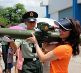 2013年6月30日，驻港部队举行“军营开放日”活动，庆祝香港回归16周年。