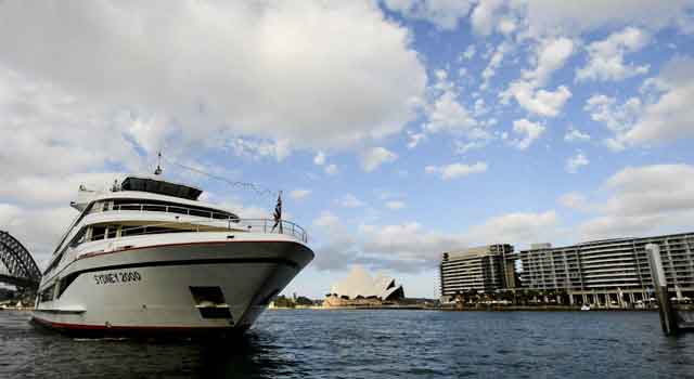 在悉尼已历经四十载的库克船长游轮，绝对是带你体验和探索悉尼港的最佳方式。如果你选择傍晚登船，还可以一边欣赏落日余晖下的俊秀海港，一边享用船上提供的丰盛大餐。
