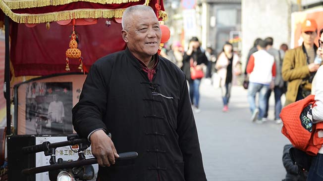       胡同游大爷：我是搞胡同游的，坐我车的人，全国各地哪儿的都有，我给他们讲讲北京胡同的历史文化。我就想留下北京的记忆，属于我们那代人的北京的记忆。