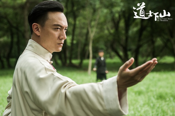 百人水上瑜伽图片