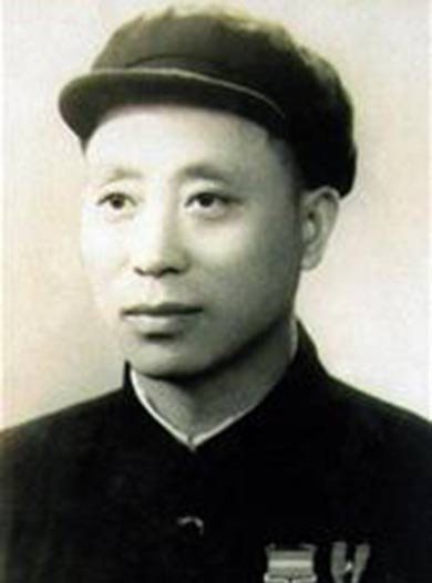 抗戰老兵鄧朝貴    鄧朝貴是四川廣元人，1933年參加中國工農紅軍，同年加入中國共產黨，經歷了紅軍長征，為二級甲等傷殘軍人，曾兩次榮獲戰斗英雄稱號，並被評為特等戰斗英雄。他是李向陽的原型之一，1945年4月，鄧朝貴化裝成日本小隊長，“智取虎北”這段往事，成為平原游擊隊的創作藍本。2010年11月9日，鄧朝貴在成都逝世，享年98歲。 