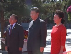 习近平偕夫人彭丽媛迎接蒙古国总统额勒贝格道尔吉