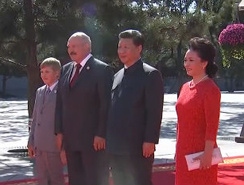 习近平偕夫人彭丽媛迎接白俄罗斯总统卢卡申科父子