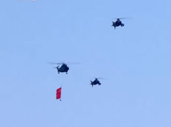 直升机护卫国旗军旗飞越天安门