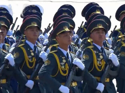 哈萨克斯坦武装力量方队接受检阅