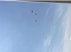 现场实拍大阅兵 飞机从家里屋顶飞过