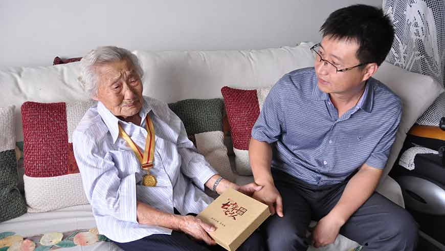 人民网看望抗联女战士李在德并赠送《抗战记忆：70年70人》光盘