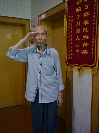 抗戰老兵王啟福    王啟福，96歲，1937年進入國民革命軍97軍第51師，從事情報工作，在秘書室譯電員，學到一些秘密的通信方法、化裝術，參與南京保衛戰。