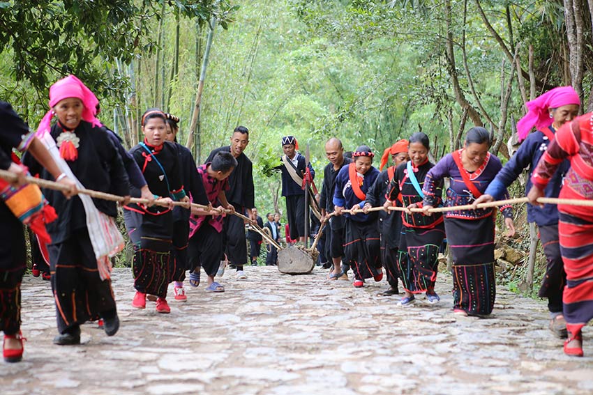 佤族群众跳民族舞蹈