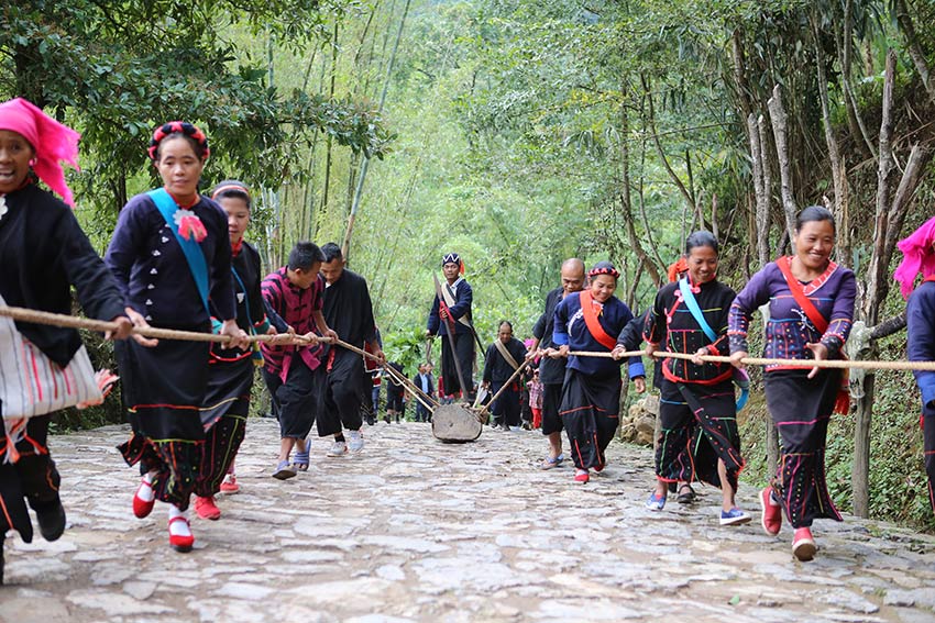 佤族群众跳民族舞蹈