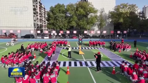 [视频]各地开展“全国交通安全日”活动 倡导文明交通