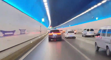 暖心一幕！司机集体教科书式礼让救护车