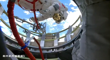 神二十一乘组首次出舱大片来了