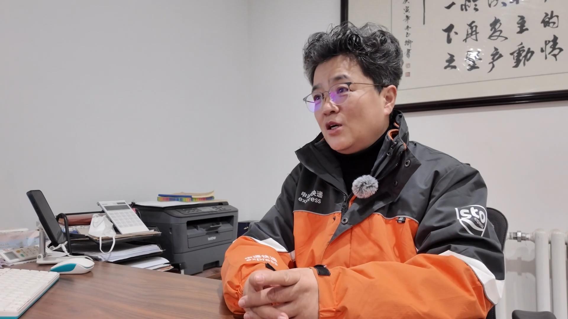 【人民映像】張儲童：守護戈壁智能物流新通途