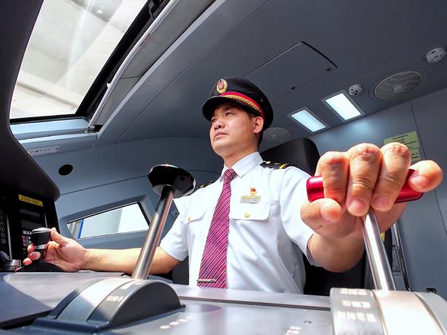 【人民映像】中老铁路动车组司机李光登：精准操纵 平稳行车