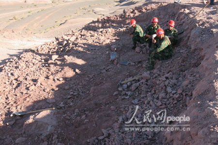 组图:新疆昌吉挖掘现场 恐龙化石发掘电视直播