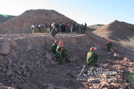 图:新疆昌吉挖掘现场 恐龙化石发掘电视直播--