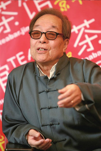 提倡评书与时代接轨 袁阔成即兴说唱《水浒传