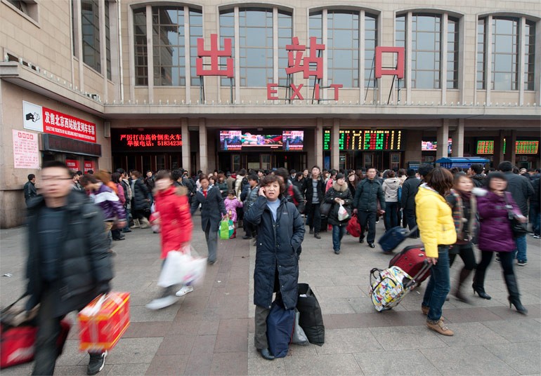北京站出站口联系接站人的妇女