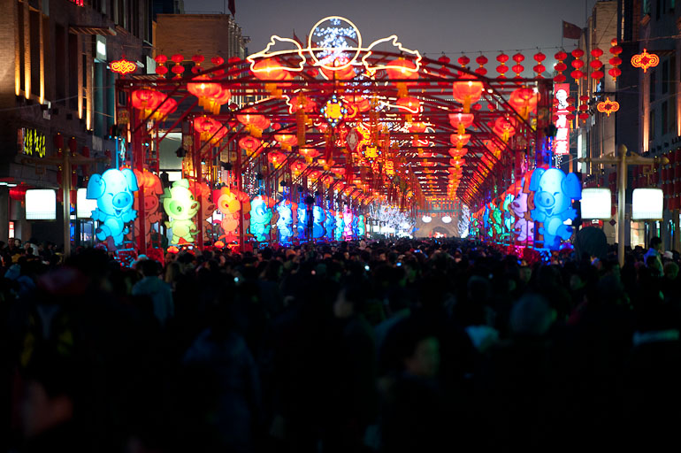 元宵节北京前门大街迎来数以万计的游客
