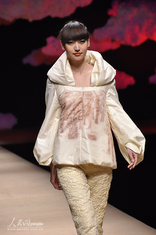 李小燕作品亮相时装周 棉麻质地营造皮草效果