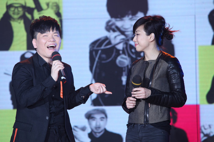 常石磊林忆莲好友见面相谈甚欢