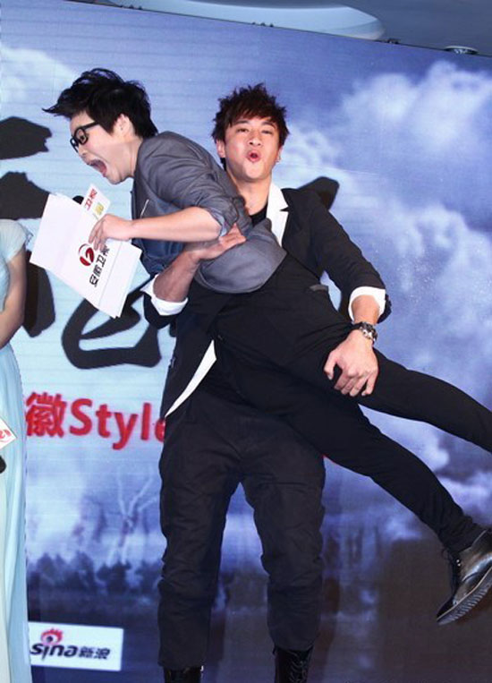 何润东现场抱起主持人