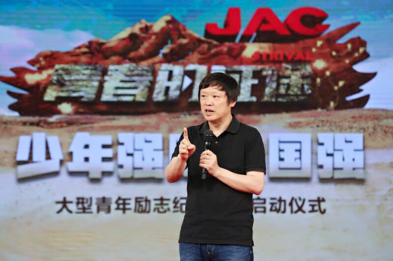 环球时报总编辑胡锡进作为《青春的征途》观察团导师现场发表演讲