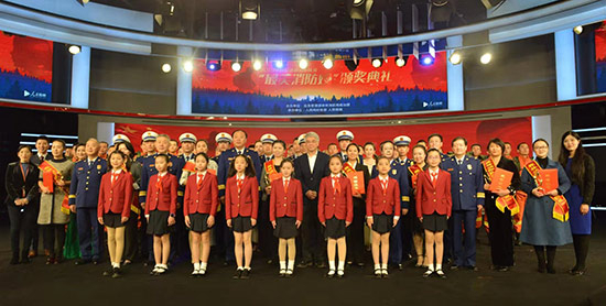 人民视频  颁奖典礼上,森林消防局政治部主任郭小平,人民网总编辑罗华