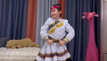 十歲女孩在家表演蒙古舞 身姿靈動又颯又美