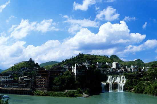 首届"中国湘西芙蓉镇·土家族毛古斯文化节"在湖南省永顺县千年古镇